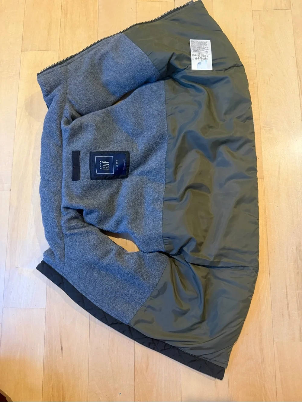 GAP Mountain-Print Puffer Vest